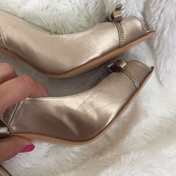 NEW STUART WEITZMAN Blonde Satin Bow Slimg Back Buckle 4” Heels SZ 9 - Picture 4 of 8